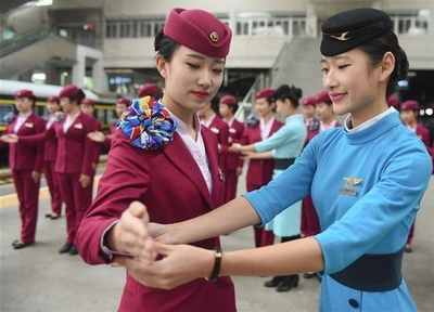 備戰(zhàn)2017春運(yùn) 空姐手把手教學(xué)高鐵乘務(wù)員服務(wù)禮儀